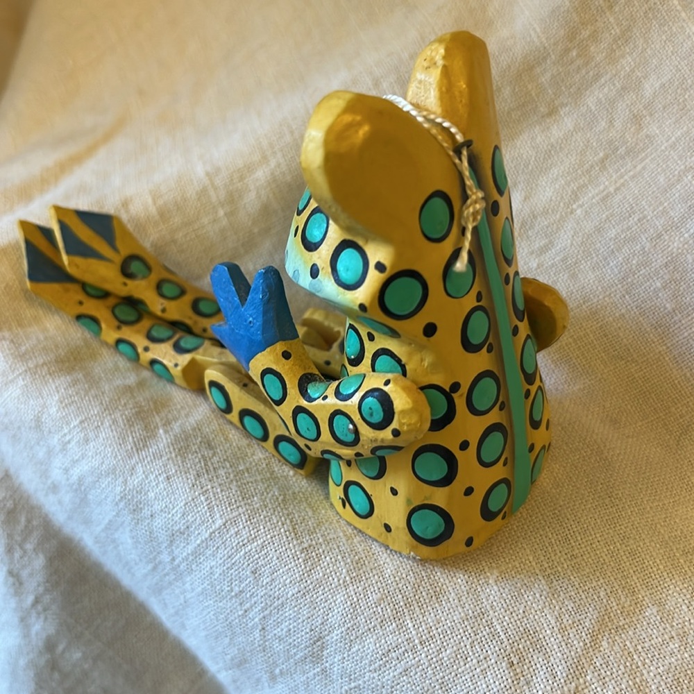 Articulated wooden frog ornament - Picture 5 of 6